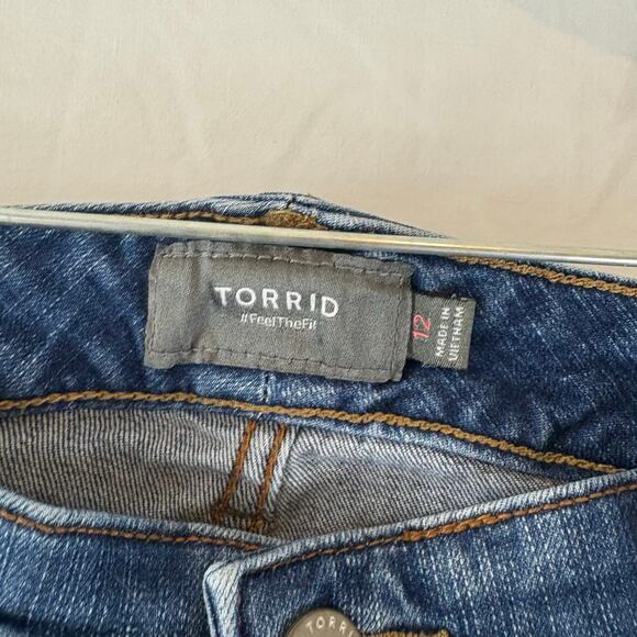 TORRID Shorts Womens 12 Denim Jeans Feel the Fit Stretch Blue Cut Off Summer 3" - Picture 2 of 6